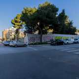 Siamo cos� andati a visitare Villa Grassi, la cui facciata principale � nascosta agli occhi dei baresi perch� circondata da un alto muro perimetrale...